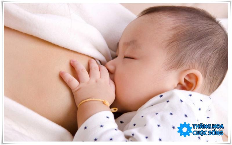 Vì sao vú lép sau sinh