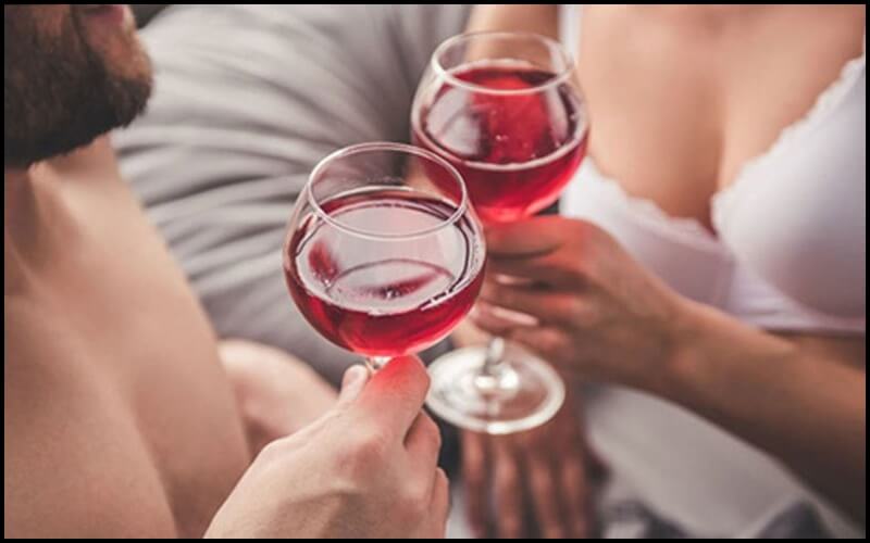 Uống rượu trước khi quan hệ